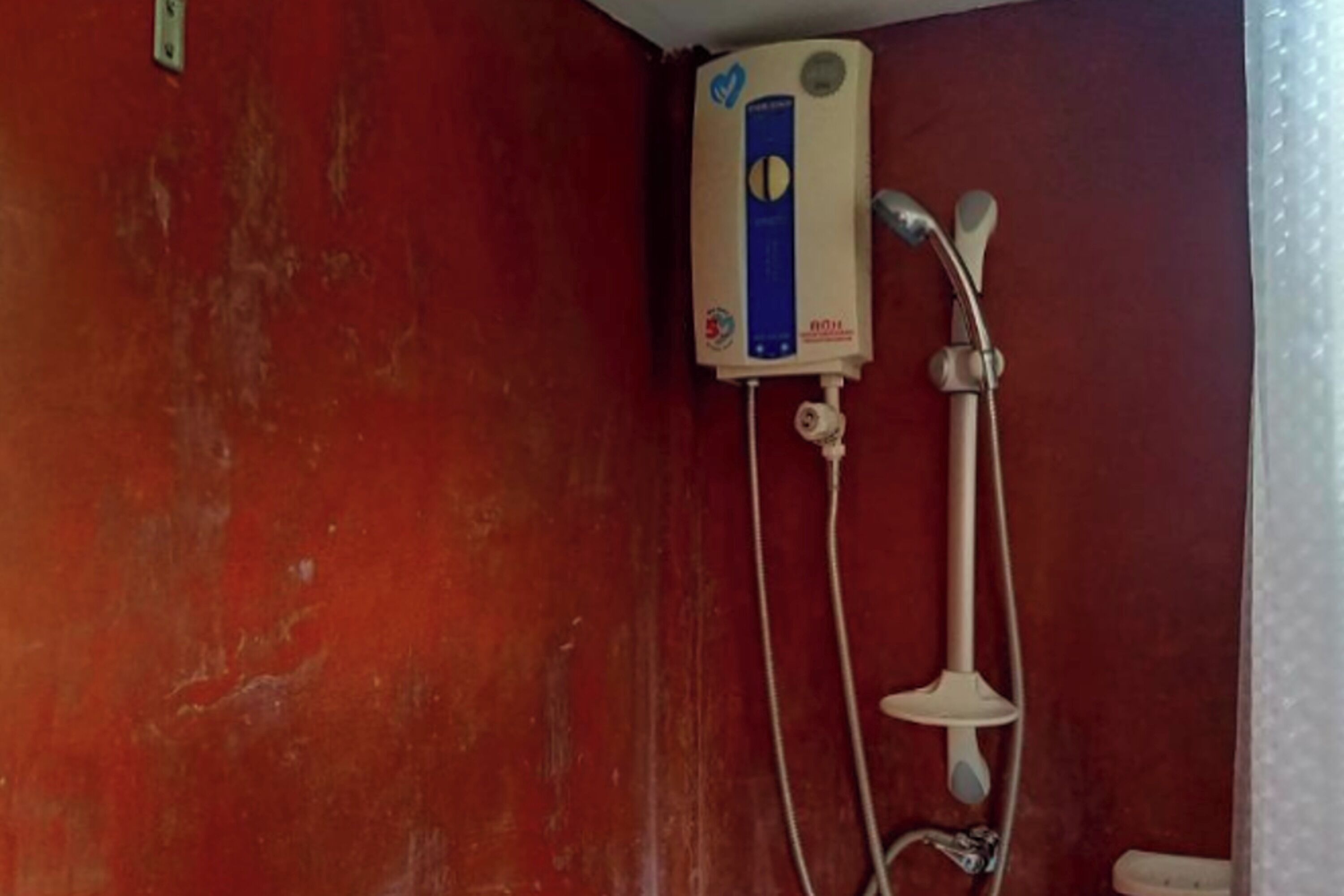 shower, rainfall showerhead, free toiletries, hair dryer