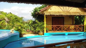 2 hồ bơi ngoài trời