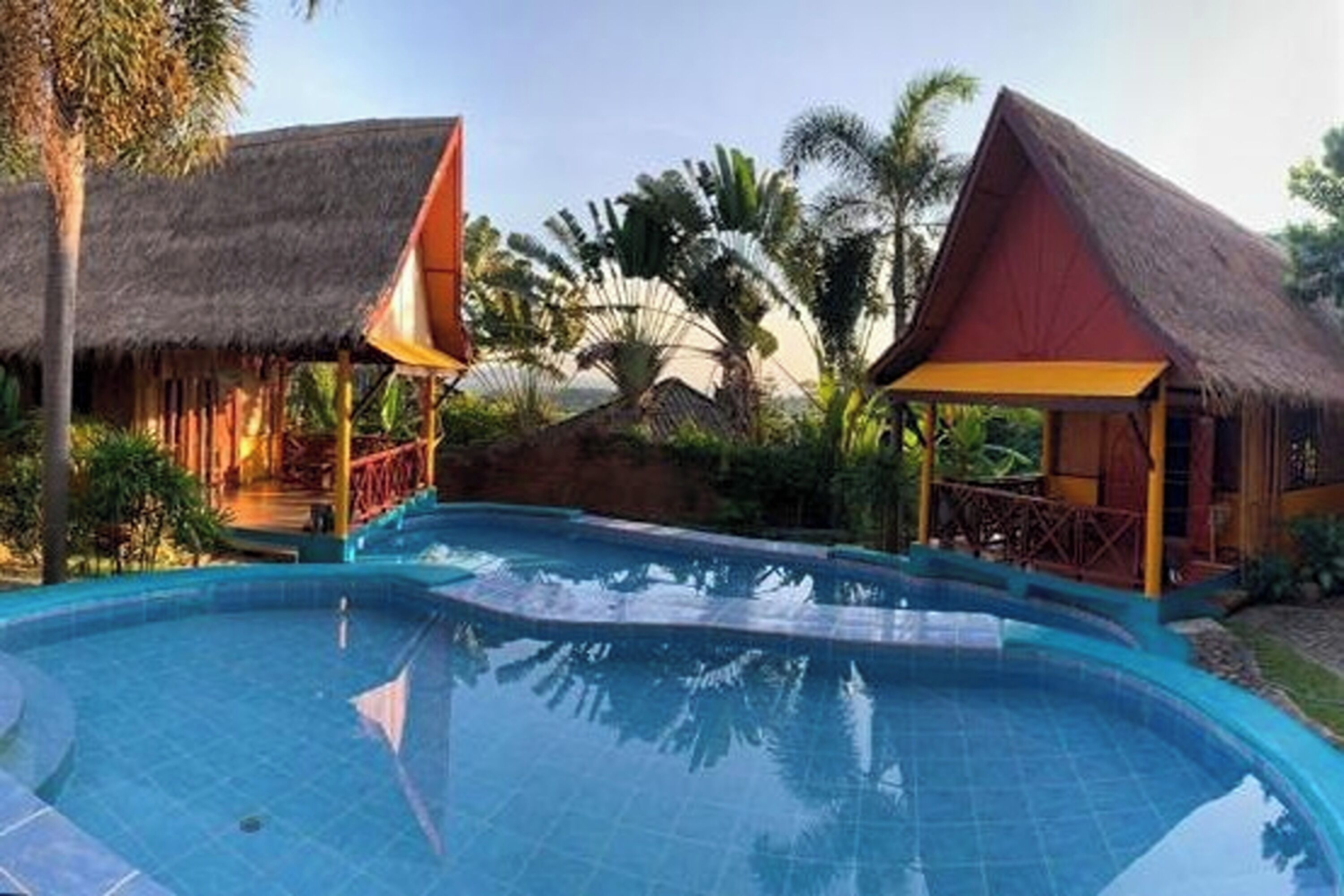 2 albercas al aire libre 