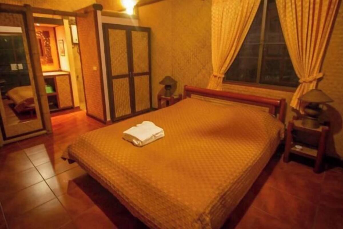 1 bedroom, hypo-allergenic bedding, desk, blackout curtains