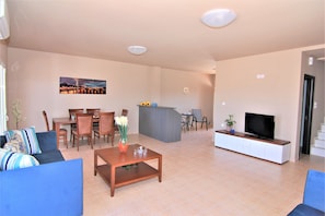 Deluxe Villa, 3 Bedrooms, Private Pool, Land View (Hera) | Olohuone | Taulutelevisio, maksullisia elokuvia