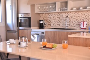 Deluxe villa, 3 slaapkamers, gedeeltelijk uitzicht op zee | Privékeuken | Een koelkast/vriezer, een magnetron, een oven, een kookplaat