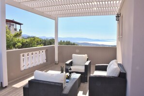 Biệt thự Deluxe, 2 phòng ngủ, quang cảnh một góc biển (Athina) | Hiên