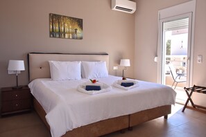 Biệt thự Deluxe, 3 phòng ngủ, quang cảnh một góc biển | Bộ đồ giường cao cấp, bàn, bàn ủi/dụng cụ ủi quần áo 