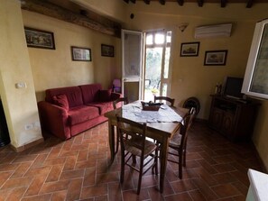 Apartment, 2 Schlafzimmer, Erdgeschoss | Wohnbereich