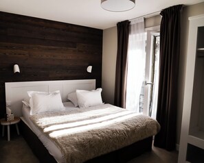 City Chalet, Multiple Bedrooms, Mountain View | Premium bedding, laptop workspace, free WiFi, bed sheets - Chalet Hotel Whymper (Chamonix-Mont-Blanc)