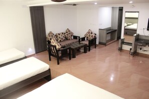 Budget Room | Living room | Flat-screen TV - Hotel Karpagam International (Salem)