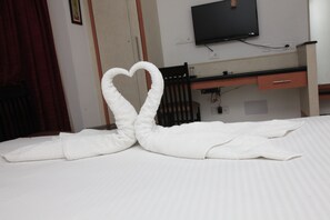 Deluxe Room | Premium bedding, in-room safe, desk, free WiFi - Hotel Karpagam International (Salem)