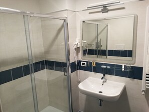 Deluxe-Doppel- oder -Zweibettzimmer | Badezimmer | Dusche, kostenlose Toilettenartikel, Haartrockner, Handtücher