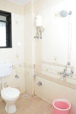 Suite familiale, Plusieurs lits, fumeur, vue sur la ville | Salle de bain | Douche, douche cascade, articles de toilette (gratuits), bidet