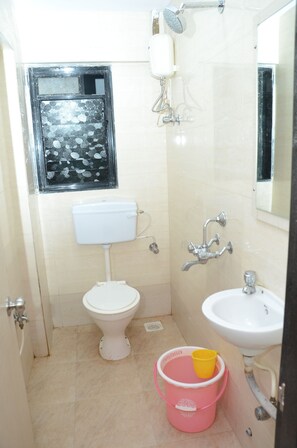 Deluxe Double Room, 1 King Bed, Smoking, City View | Bathroom | Shower, rainfall showerhead, free toiletries, bidet - Hotel Sai Leela Grand (Mumbai)