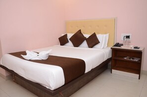 Chambre simple de base, 1 chambre, fumeur, vue sur la ville | 1 chambre, coffre-fort, bureau, fer et planche à repasser