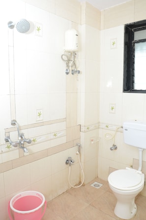 Shower, rainfall showerhead, free toiletries, bidet - Hotel Sai Leela Grand (Mumbai)