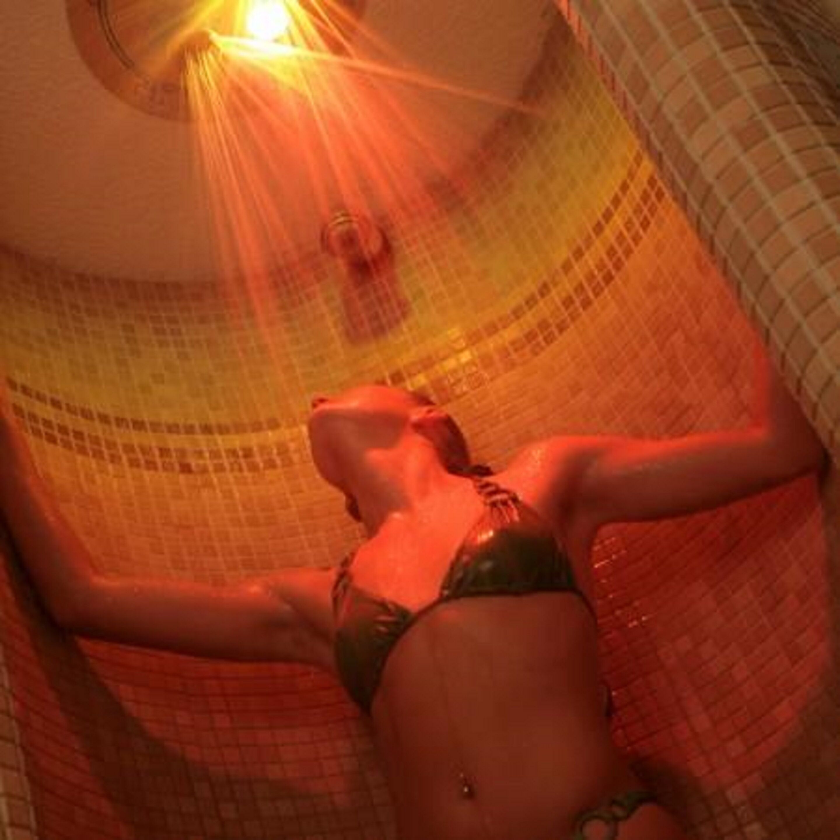 Een sauna, een bubbelbad, een stoombad, een Turks bad/hammam