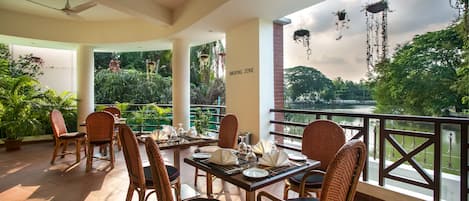 2 restaurants, international cuisine