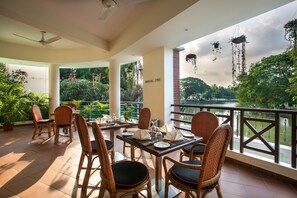 2 restaurants, international cuisine