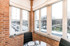 Merkela Design Apartment With Park View (Adess: Merķeļa iela 17) | Lydisolert, strykejern/-brett, wi-fi (inkludert) og sengetøy