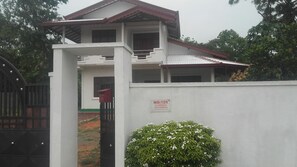 ด้านหน้าที่พัก