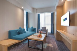 Suite, 1 Bedroom | In-room safe, desk, soundproofing, free WiFi - Holiday Inn Express Yantai Yeda by IHG (Yantai)