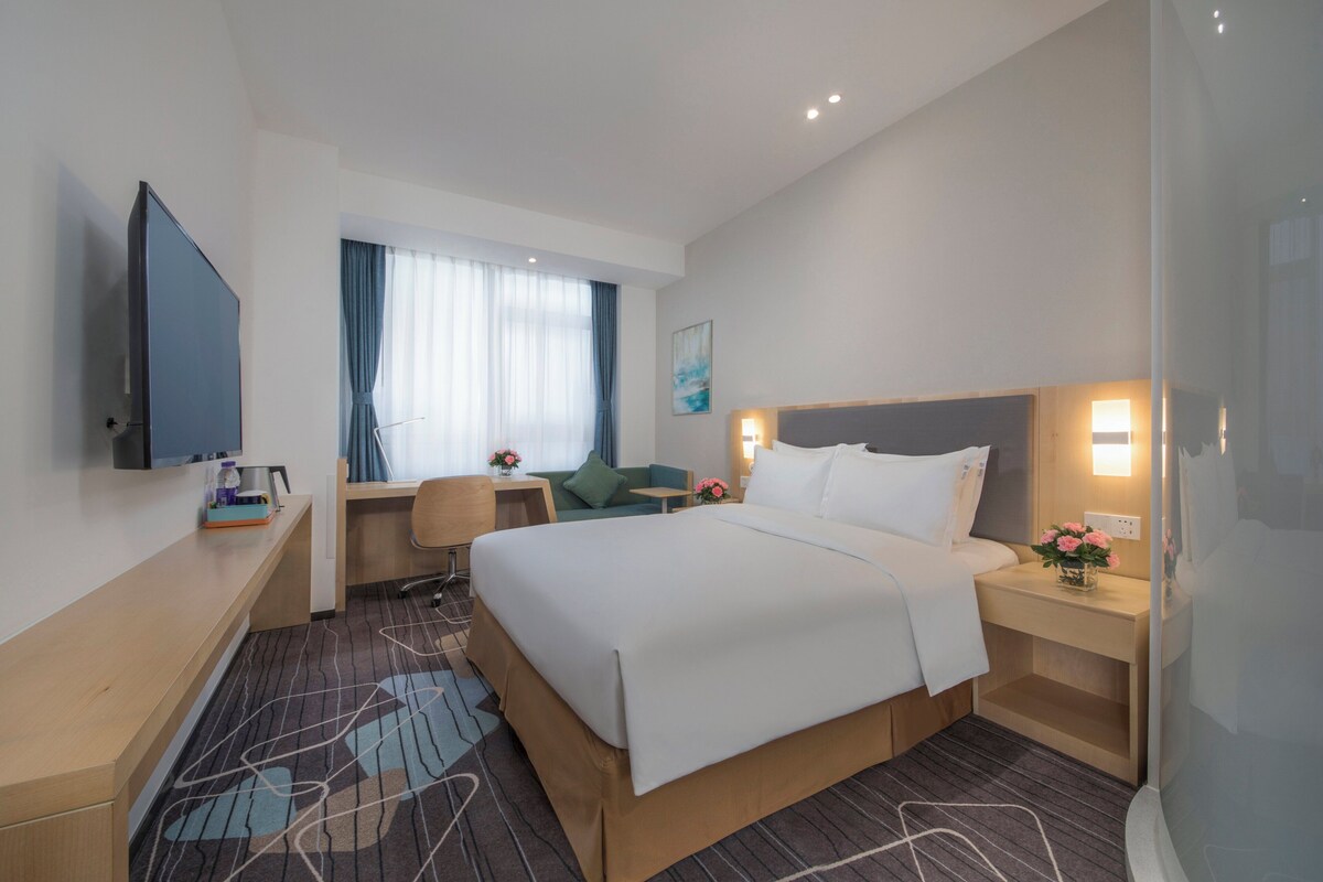 In-room safe, desk, soundproofing, WiFi (free)