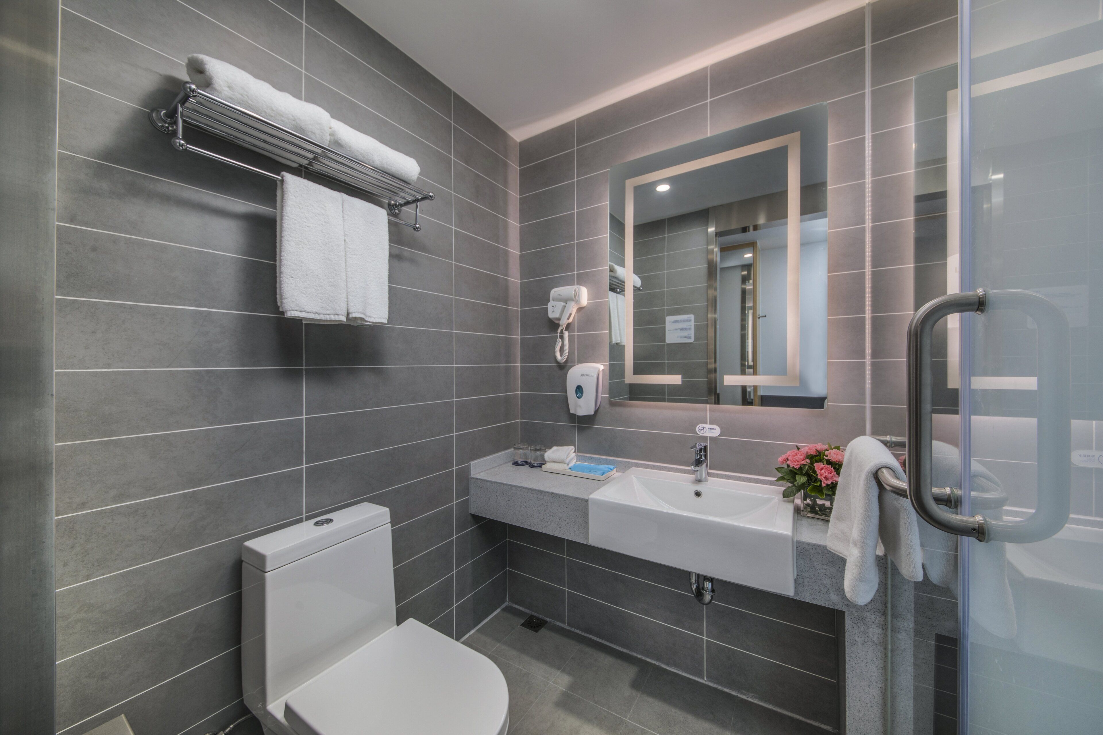 淋浴设施、旋水按摩花洒、拖鞋、毛巾