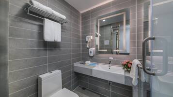 Shower, shower pijat air, sandal, dan handuk