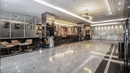 Lobby. Golden Tulip Essential Makassar