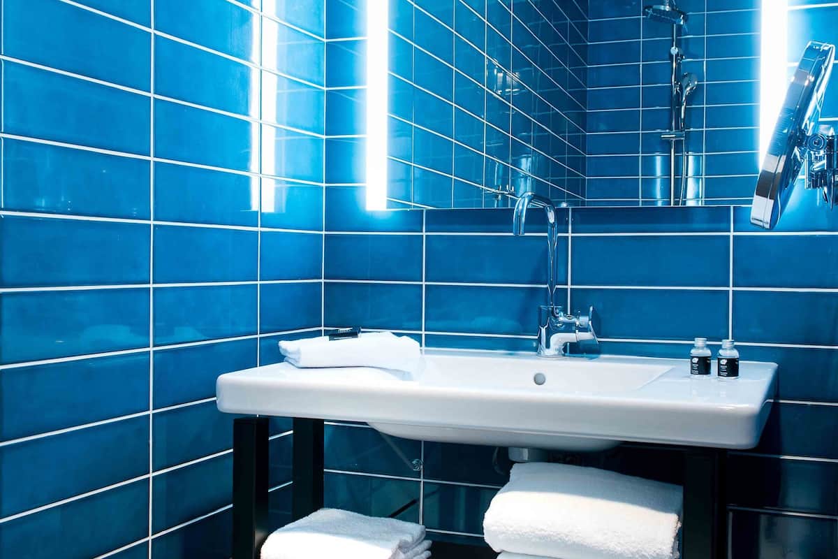 triple room | bathroom | shower, free toiletries, hair dryer, towels