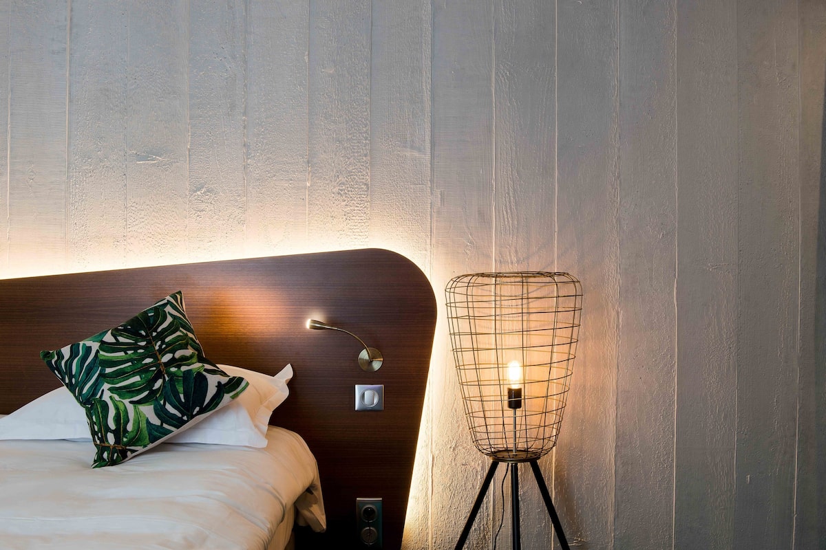 premium bedding, in-room safe, desk, blackout curtains