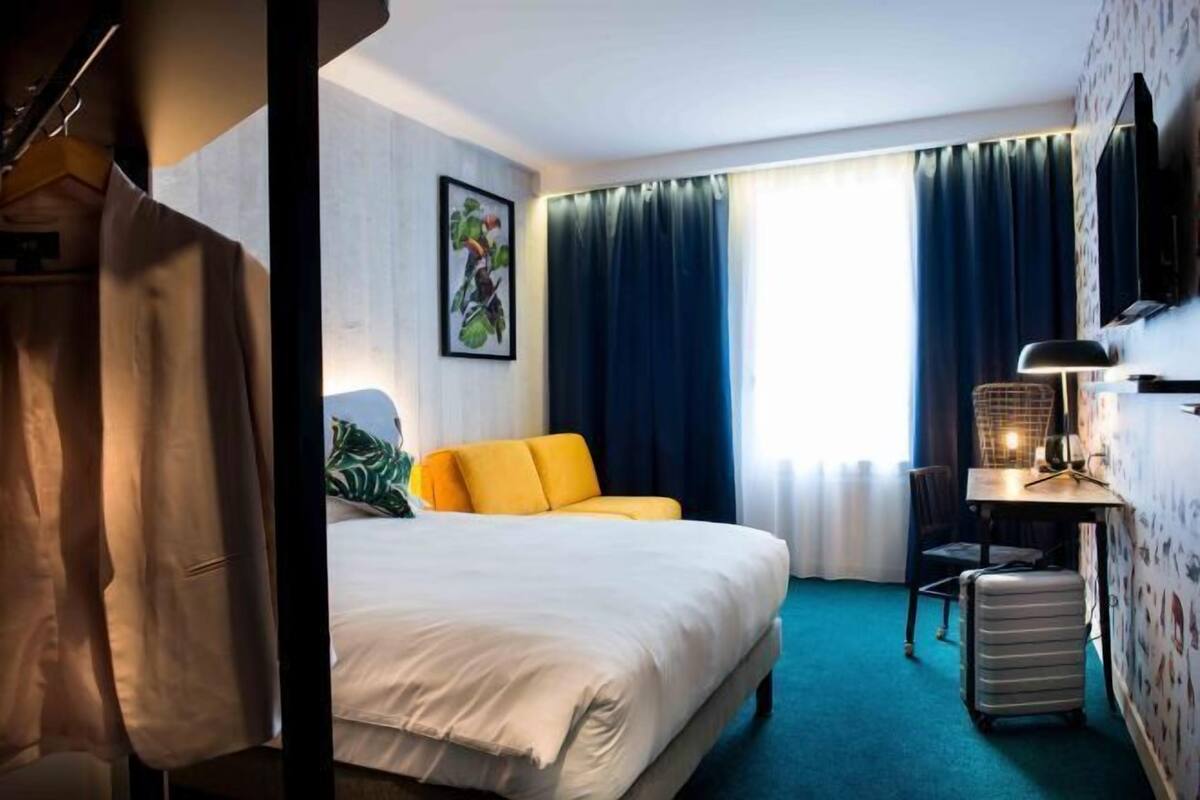 Premium-sengetøj, pengeskab på værelset, skrivebord