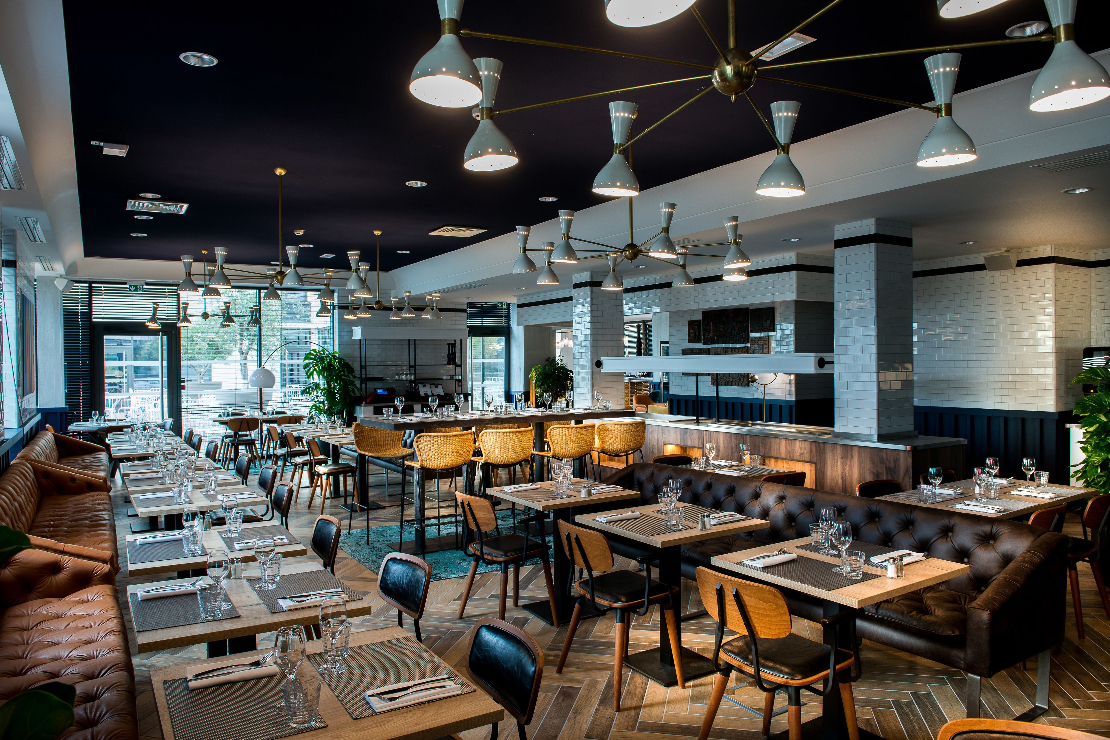 供應早餐、午餐及晚餐