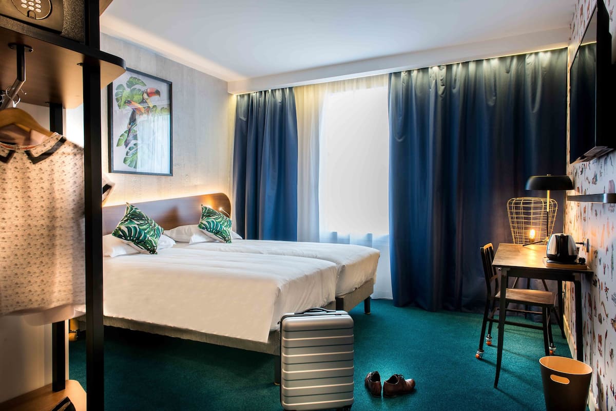 Doppel- oder Zweibettzimmer | Hochwertige Bettwaren, Zimmersafe, Schreibtisch, Verdunkelungsvorhänge