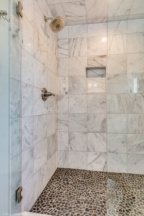 Bathtub, hair dryer, towels, soap - Luxury Beach Home-6 Bedroom-Firepit, Game Room- Beach Access -Walk to Beach&Town (South Haven)