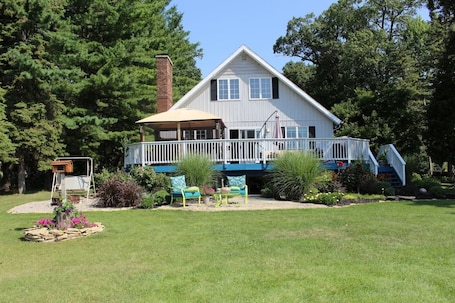 Property grounds. Turtle Cove Lakefront APT. 10 min from MIS, 40 min to Ann Arbor