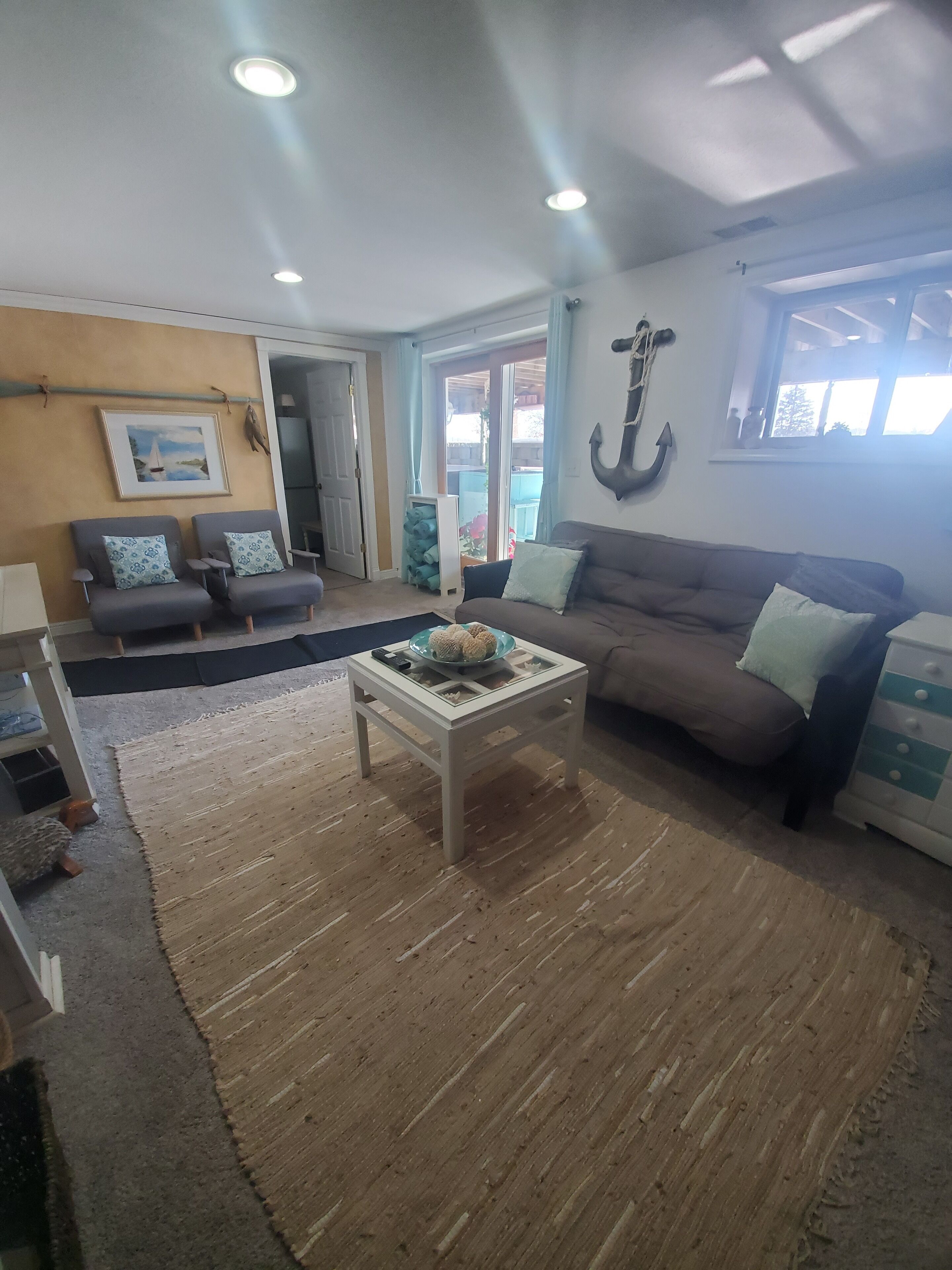 Televisie, een open haard en boeken