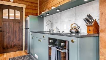 Geladeira, micro-ondas, fogão, cooktop