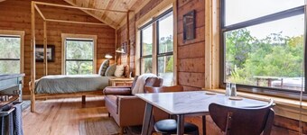 Romantic Log Cabin on Smith Creek with EV Charger