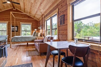 Romantic Log Cabin on Smith Creek with EV Charger