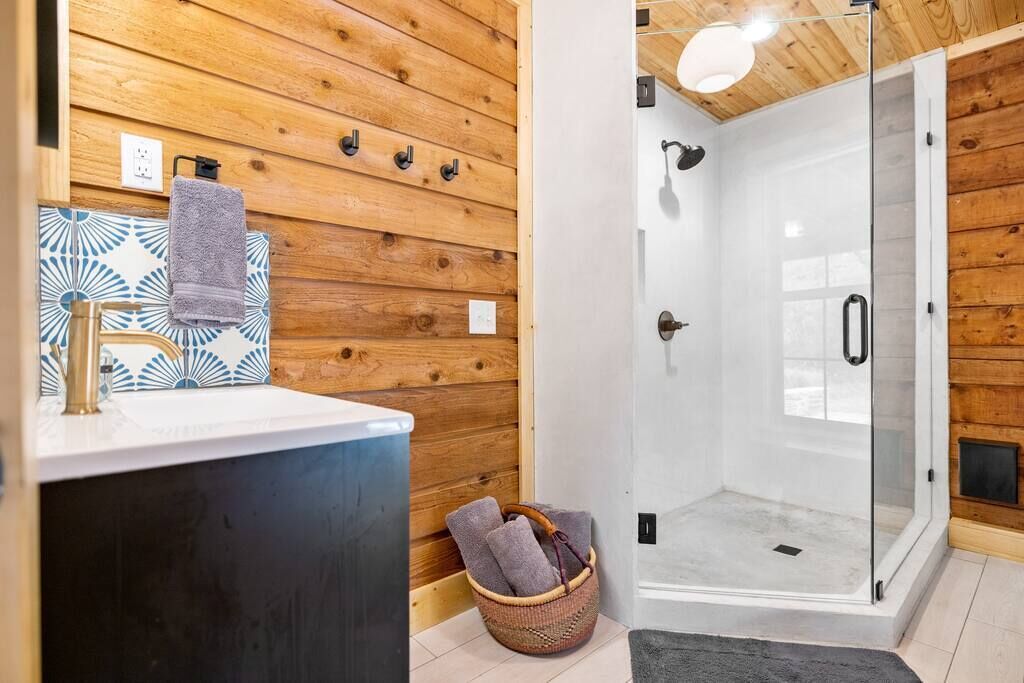 Amenidades de baño ecológicas, secadora de cabello, toallas 