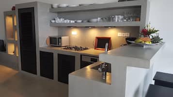 Kühlschrank, Mikrowelle, Herdplatte, Geschirrspüler