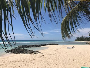 En la playa, camastros y toallas de playa 