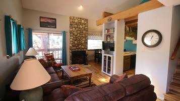 Flat-screen TV, fireplace, DVD player, books