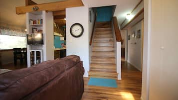 Flat-screen TV, fireplace, DVD player, books