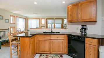 Køleskab, mikrobølgeovn, ovn, kogeplade