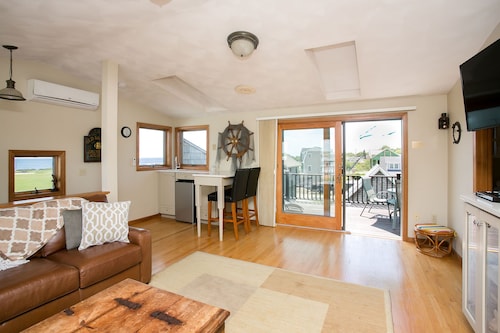 3BR Beach Home , Ocean Views, 2 Min Walk to Scarborough Beach