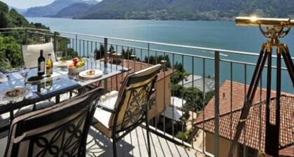 Apartamento ático en el lago de Como con magníficas vistas al lago y a la montaña