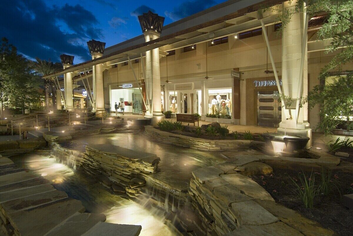Un hôtel doté d’une cascade artificielle en pierre, d’un espace extérieur aménagé et d’une boutique Tiffany.