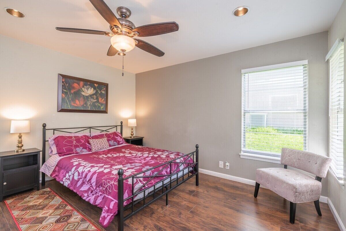 3 bedrooms, desk, iron/ironing board, free WiFi