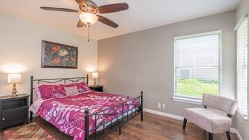 3 bedrooms, desk, iron/ironing board, free WiFi