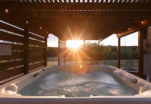 Outdoor spa tub - Gorgeous Log Home on Private Acres (Wimberley)